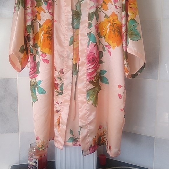 2 flowered Robes white and Peach Medium. Women's - Picture 11 of 13